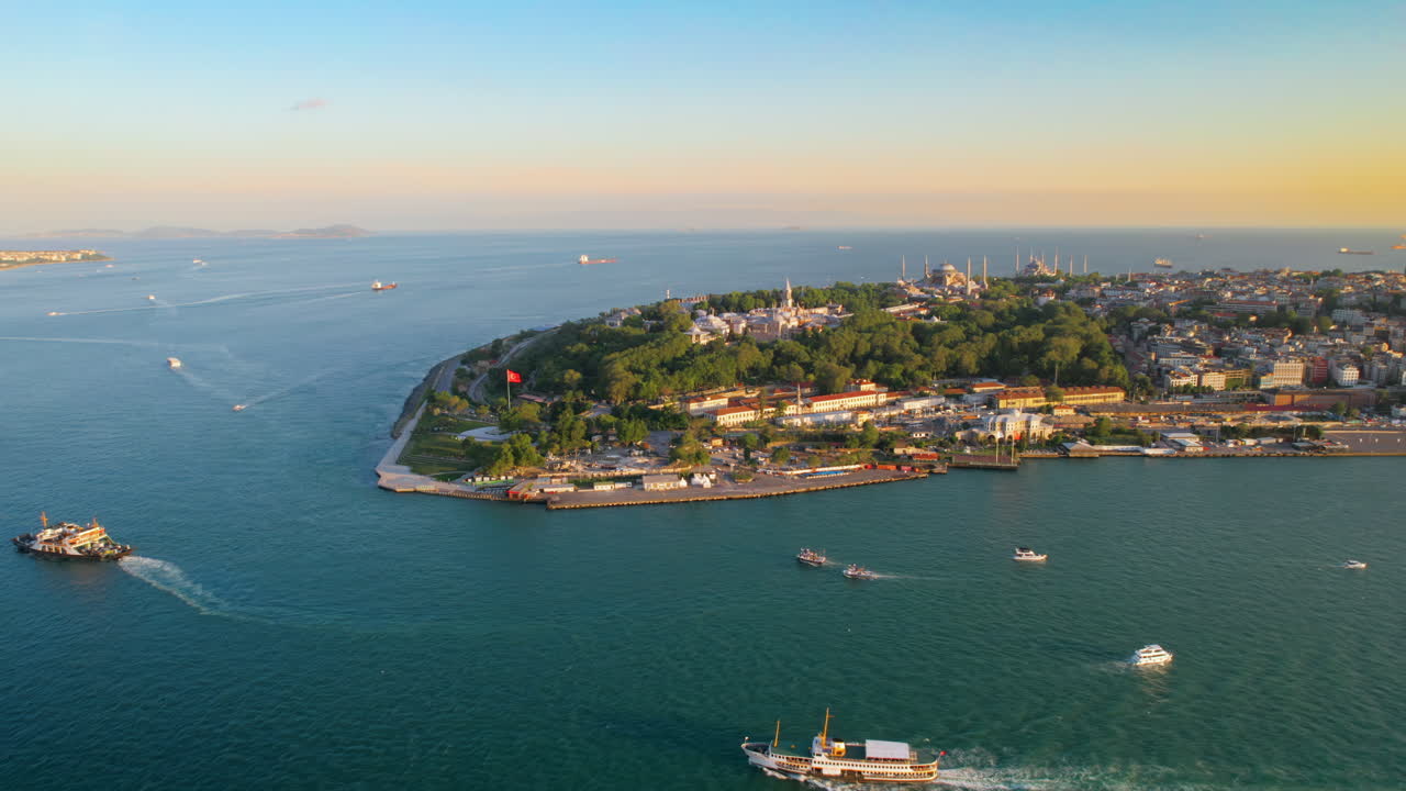 Vista aerea da drone di Istanbul al tramonto, Turchia. Stretto del Bosforo con navi galleggianti, quartiere di Sultanahmet con vegetazione e Hagia Sophia in lontananza