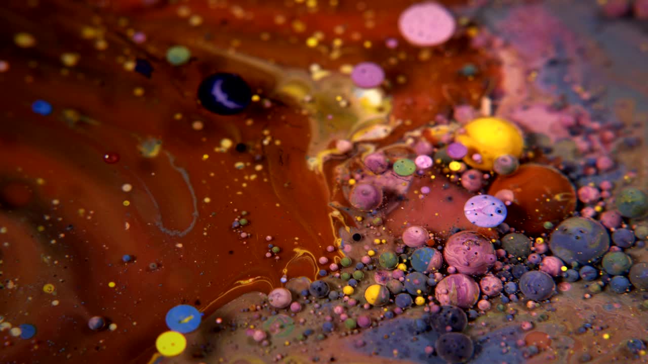 물 위에 추상적인 다채로운 아크릴 및 식품 페인트 거품