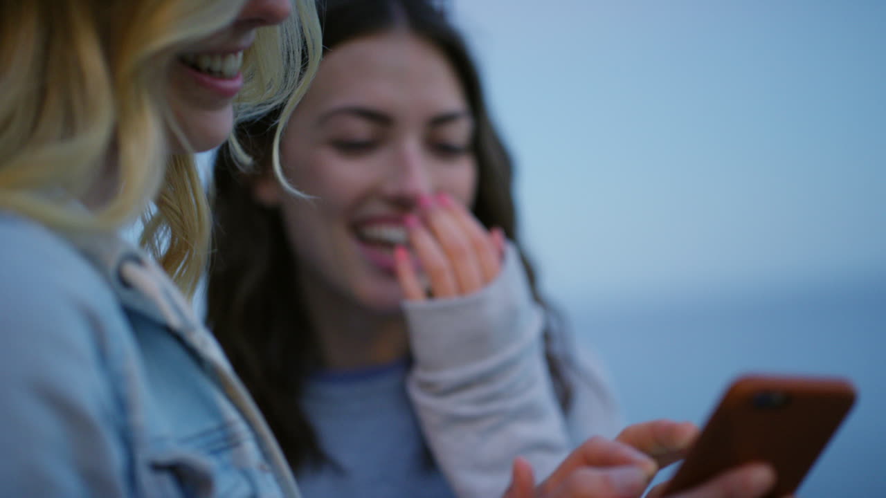 amigos, teléfono y mirando fotos