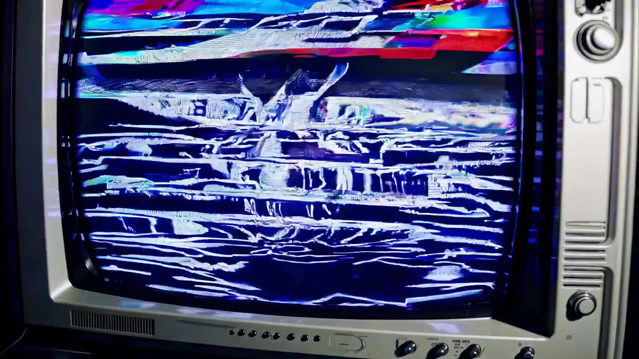 Televisor CRT retro mostrando arte glitch abstracto y ruido estático
