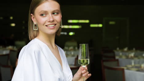 una chica bonita posando en un restaurante
