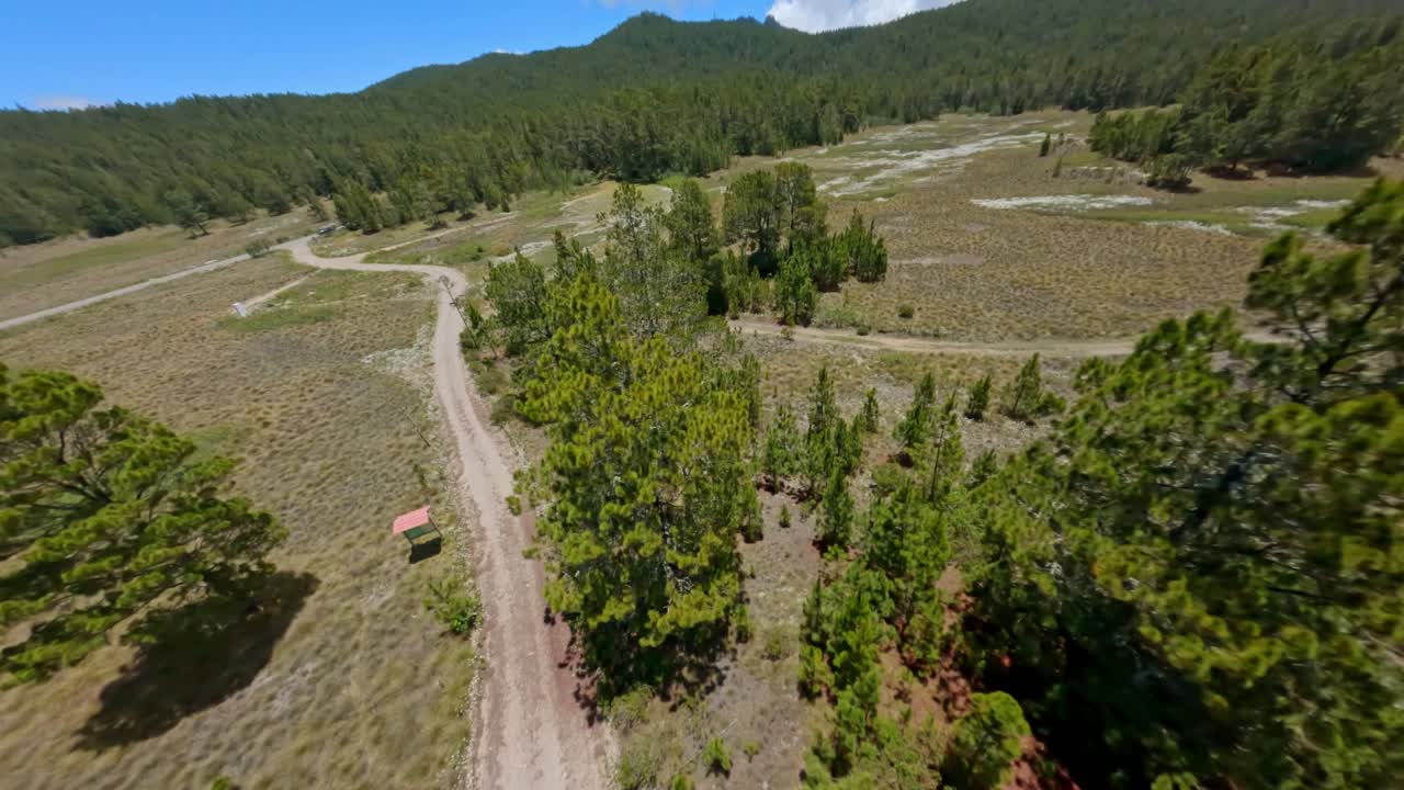 perspectiva drone fpv del monumento al coronel caamano white en valle nuevo ocoa, república dominicana