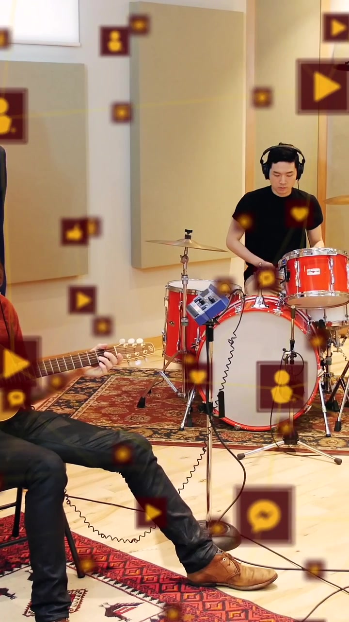 Animación de múltiples iconos sobre una banda musical diversa ensayando en estudio