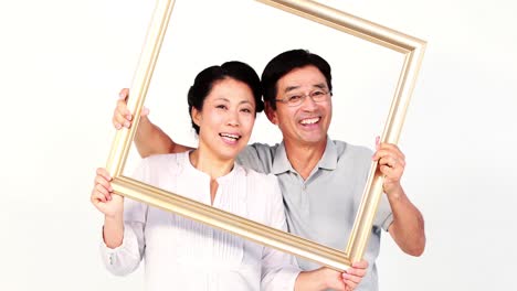 Glückliches-Asiatisches-Paar,-Das-Ein-Quadrat-Hält