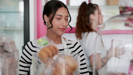 Kuchen,-Lächeln-Und-Bäckerei-Mit-Frau-Im-Laden