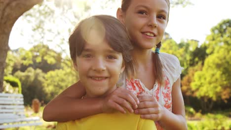 una niña bonita abrazando a un niño pequeño