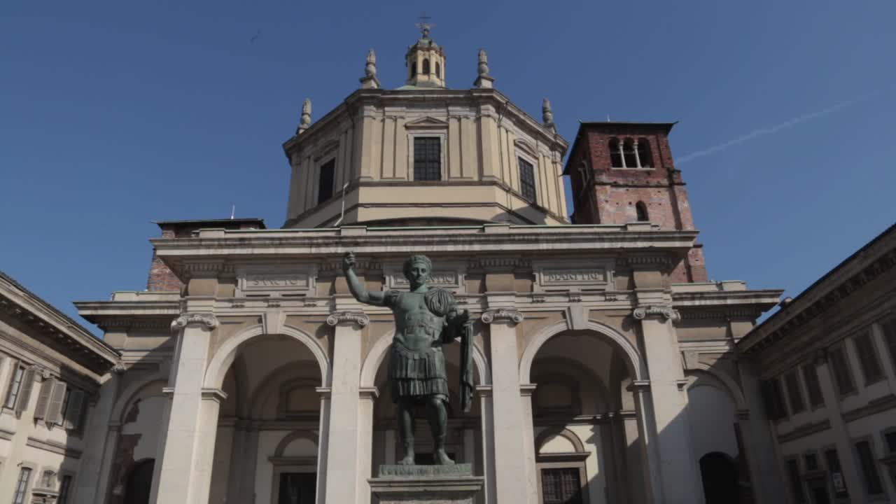 estatua del emperador constantino frente a la iglesia en milán, italia