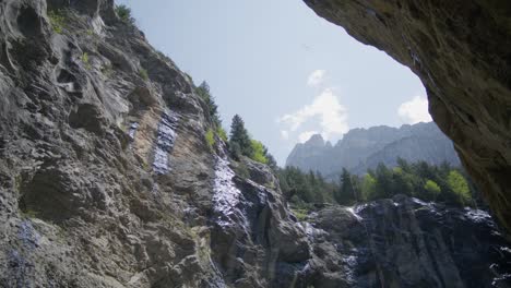 offene fläche einer tiefen höhle | grindelwald schweiz höhle im gletschercanyon, europa, 4k