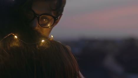 coppia romantica su una terrazza di notte