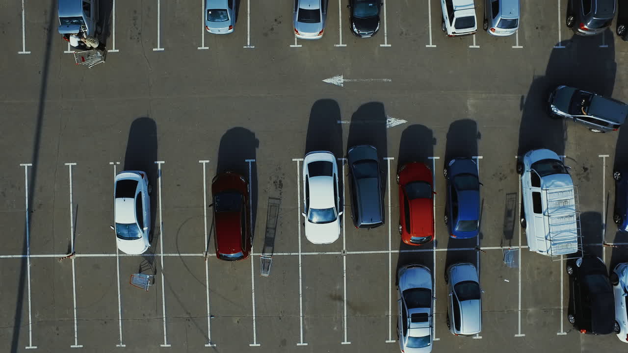 Elicottero che filma auto moderne che parcheggiano vicino ai parcheggi dei supermercati