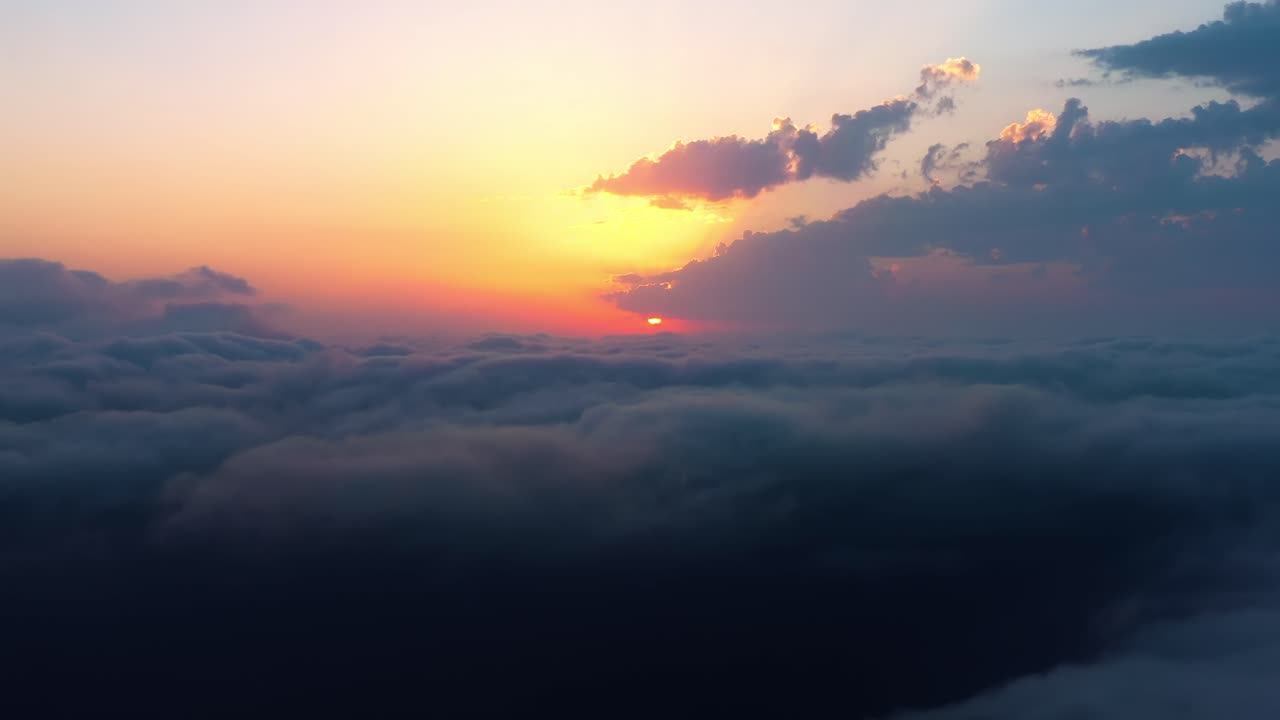 volando sobre las nubes con el sol tardío. amanecer o atardecer colorido fondo del cielo.