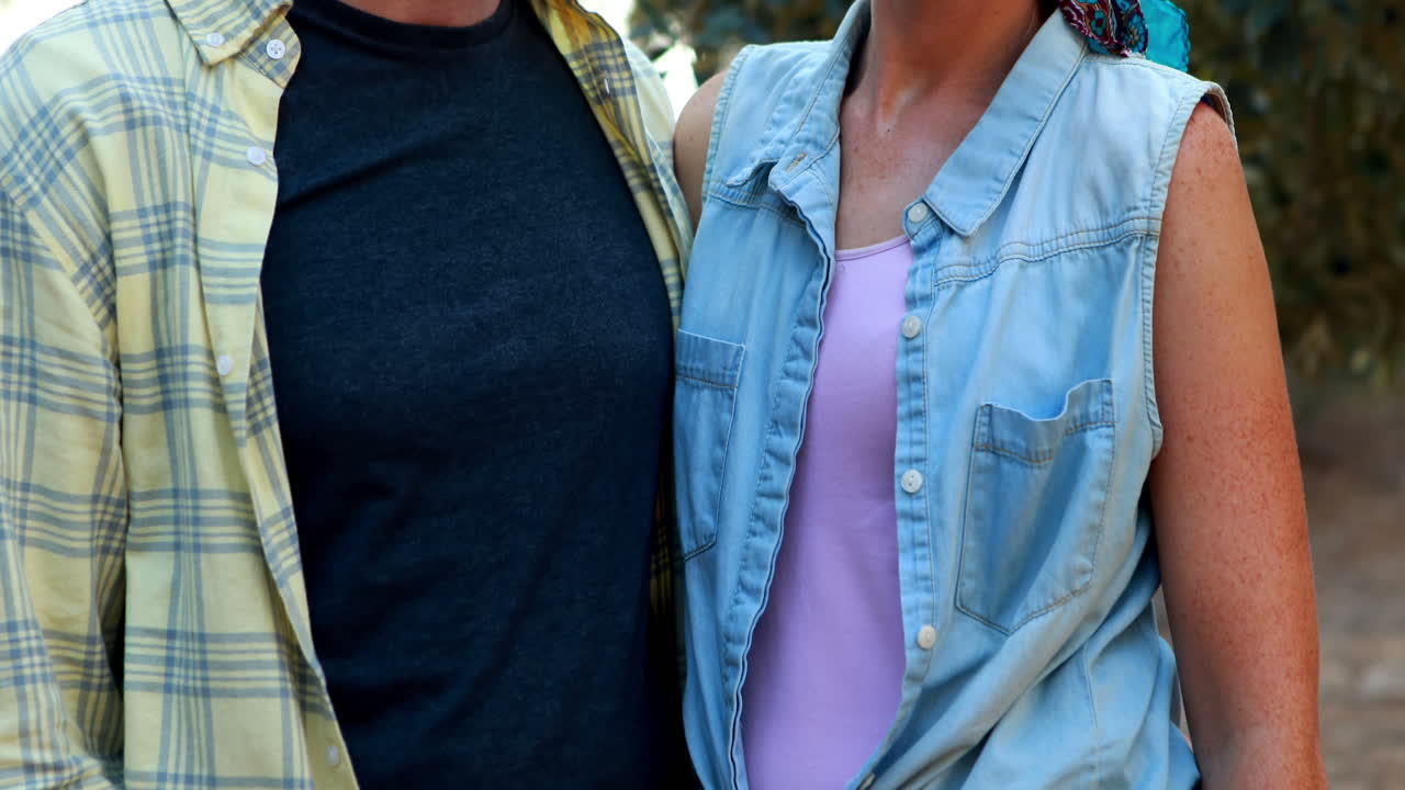 올리브  ⁇  에 서 있는 미소 짓는 부부