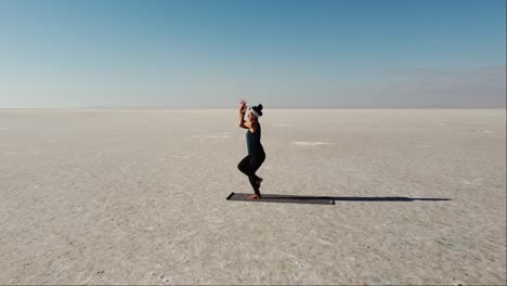 joven practicando yoga en un paisaje salvaje