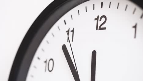 video en primer plano de la cara del reloj en la pared
