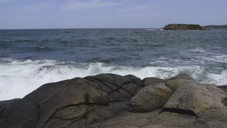 Wellen-Schlagen-Gegen-Klippen.-Insel-In-Der-Ferne