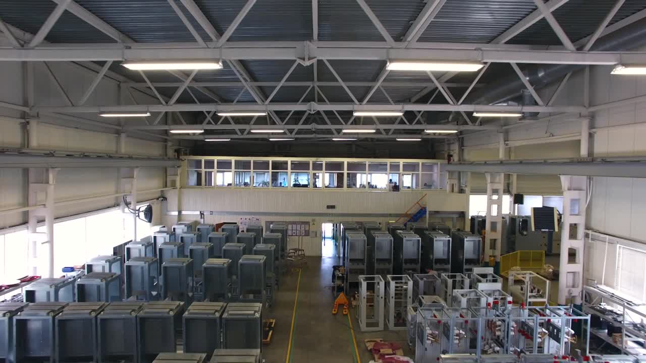 Industrianlæg med arbejdere og udstyr