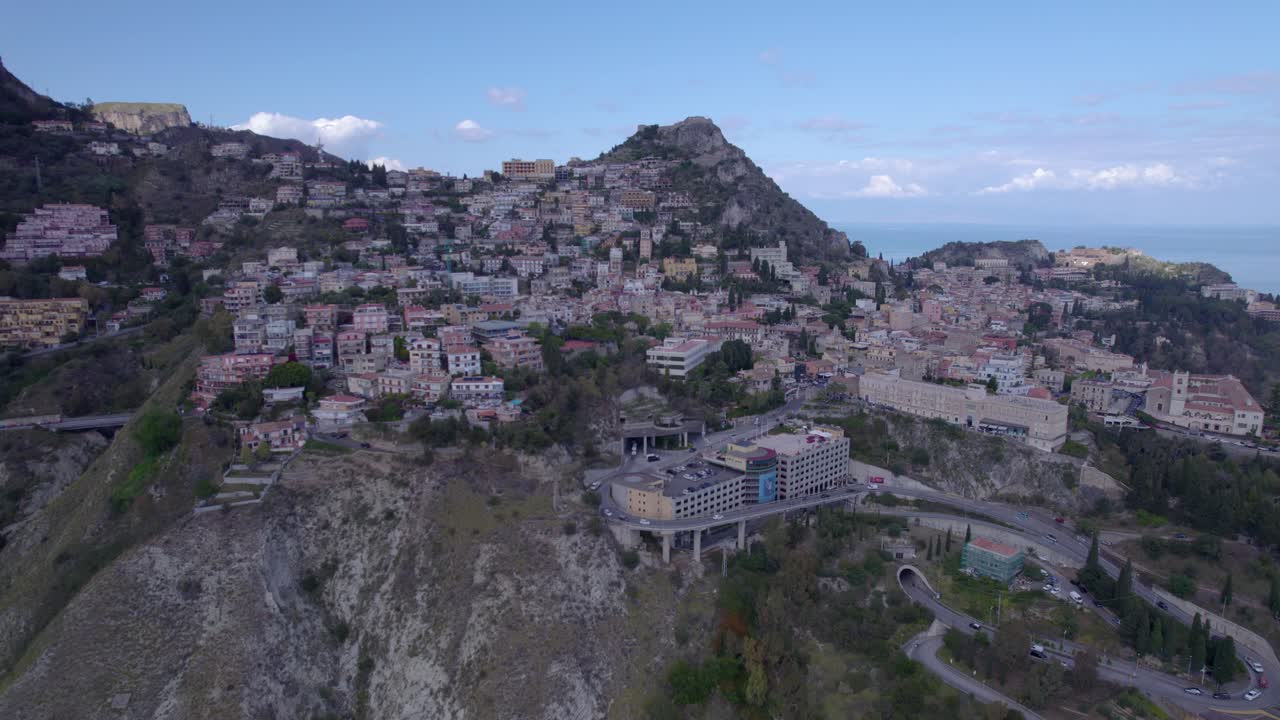 이탈리아 시칠리아의 타오르미나 (taormina) 위의 광활한 공중 도, 도시의 남쪽, 바위 위.