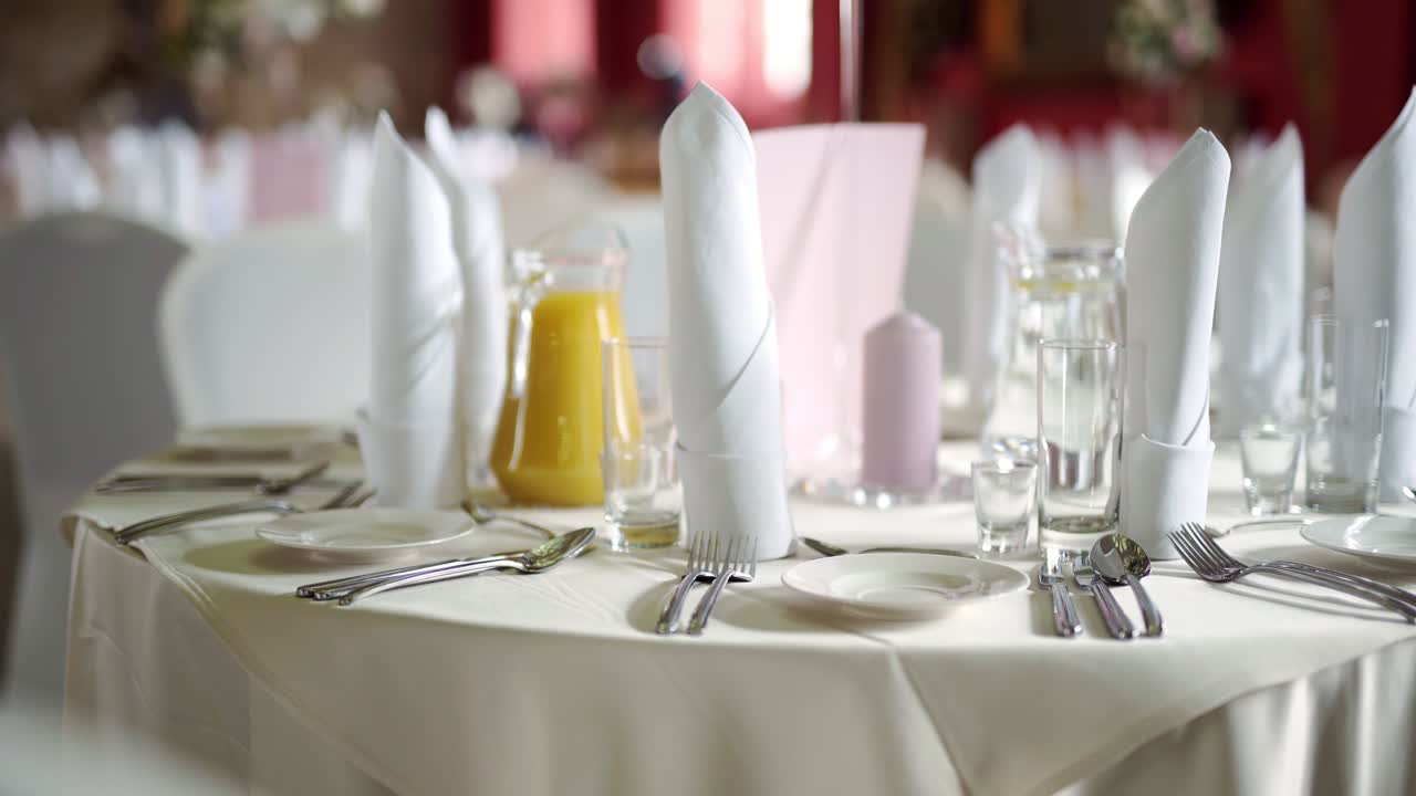 mesa decorada para una cena de boda 19