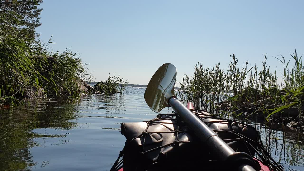 visuale in prima persona, canoa nel fiume che si avvicina a un grande specchio d'acqua