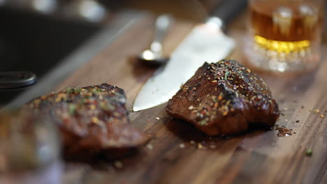 bistec con costra de hierbas sentado en una tabla de cortar de nuez