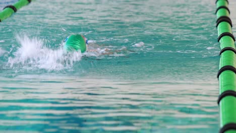 Nadador-En-Forma-Haciendo-El-Golpe-De-Espalda-En-La-Piscina