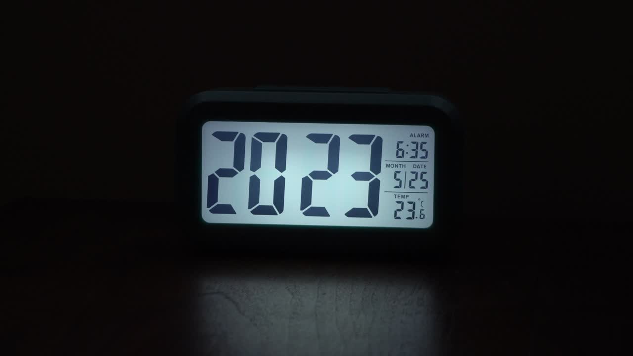 늦은 알람에 스누즈한 후 손이 더듬거림