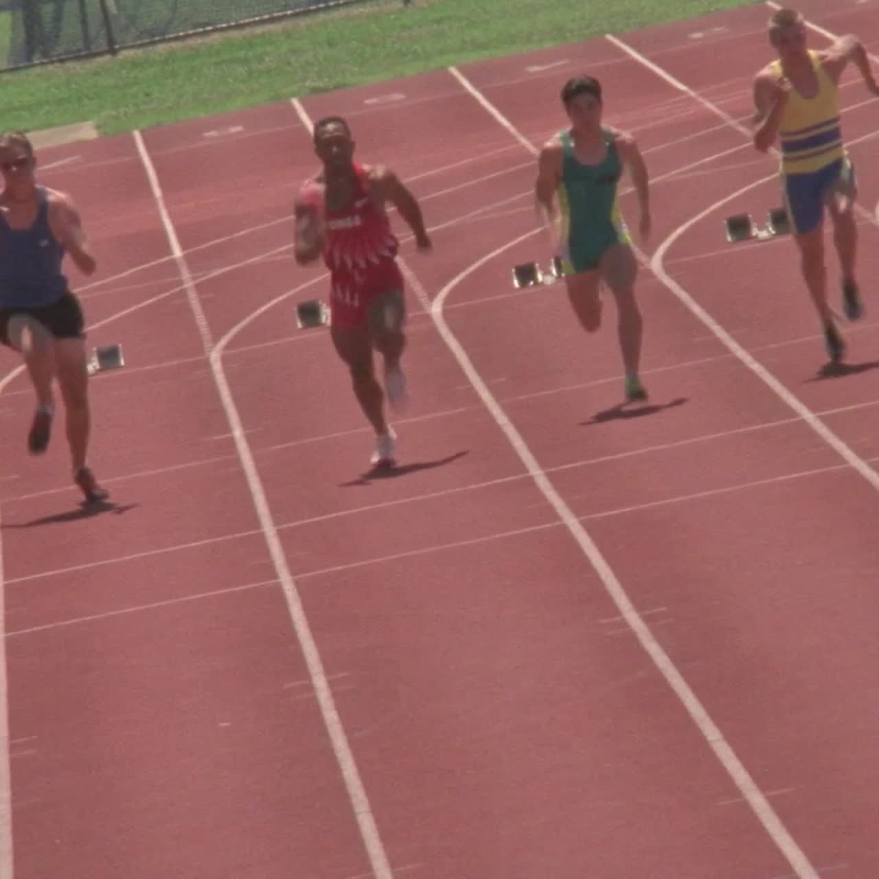 한 무리의 남자들이 경주를 한다