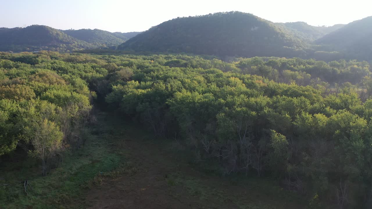 paisaje del valle del río con central eléctrica