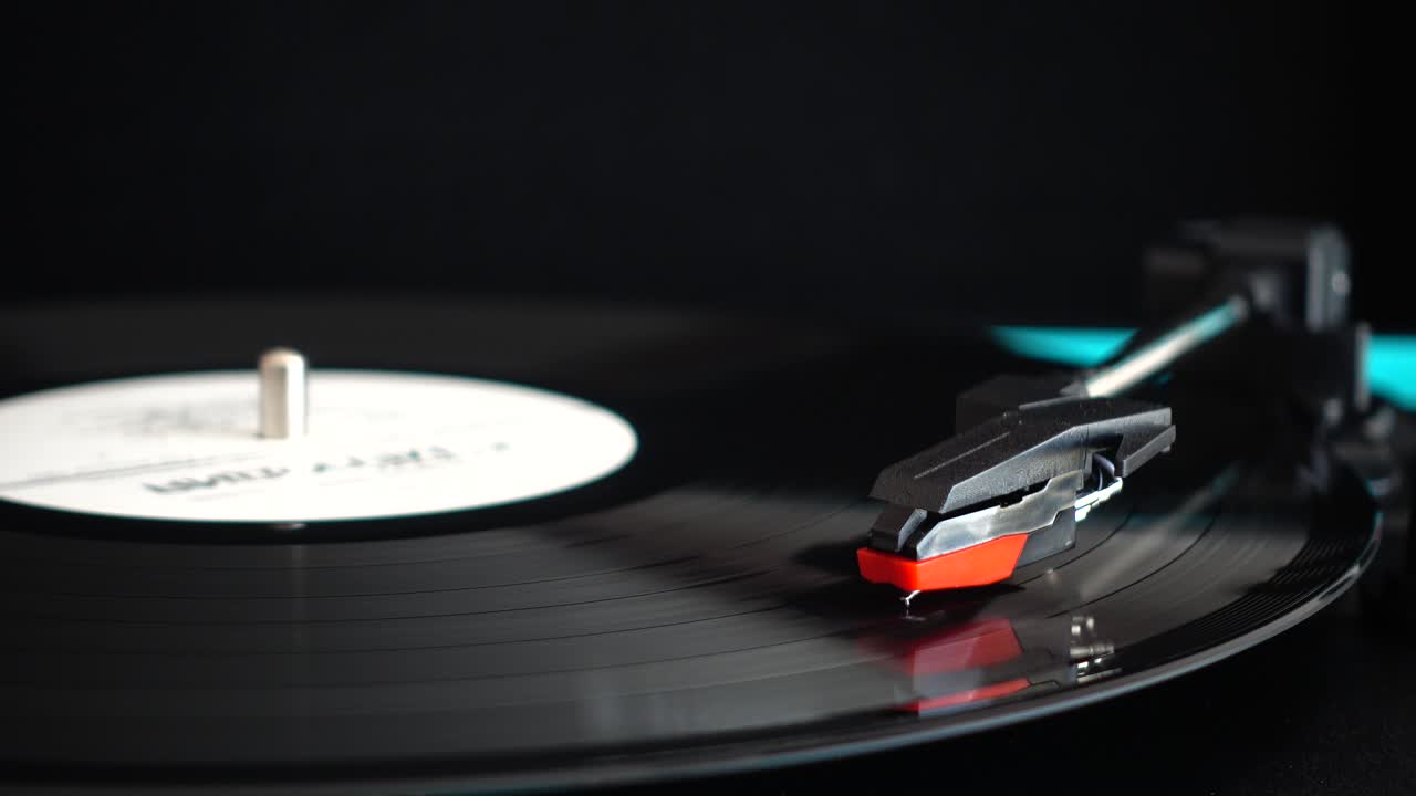 Platespiller. Nål på en vinylplate.