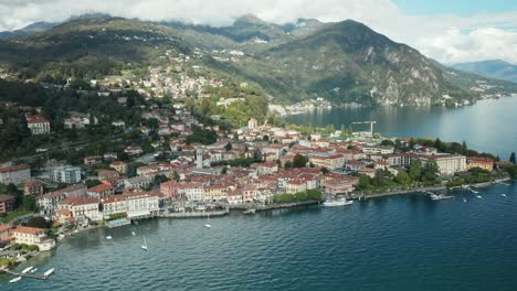 aerial: fotografía amplia de la aldea de menaggio en el lago como