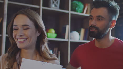 equipo profesional discutiendo una idea de negocio. reunión de lluvia de ideas de negocios