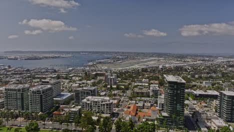 san diego california antena v65 drone flyover balboa park capturando el aterrizaje del avión en el aeródromo del aeropuerto internacional junto a la bahía en un día soleado - filmado con mavic 3 cine - septiembre de 2022