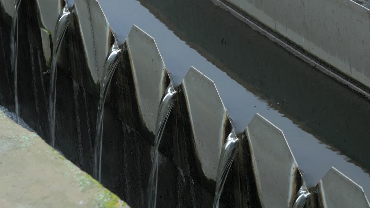 planta de tratamiento de aguas residuales de la ciudad, reciclaje de aguas residuales grises, tanque para sedimentación y filtración de agua, tema de gestión de residuos y contaminación, día de otoño nublado, toma de cierre