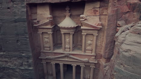 el tesoro decoraciones de esculturas talladas en roca, símbolos artísticos antiguos, ciudad de petra, disparo de dron
