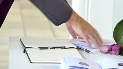 firma de libro conmemorativo en un funeral