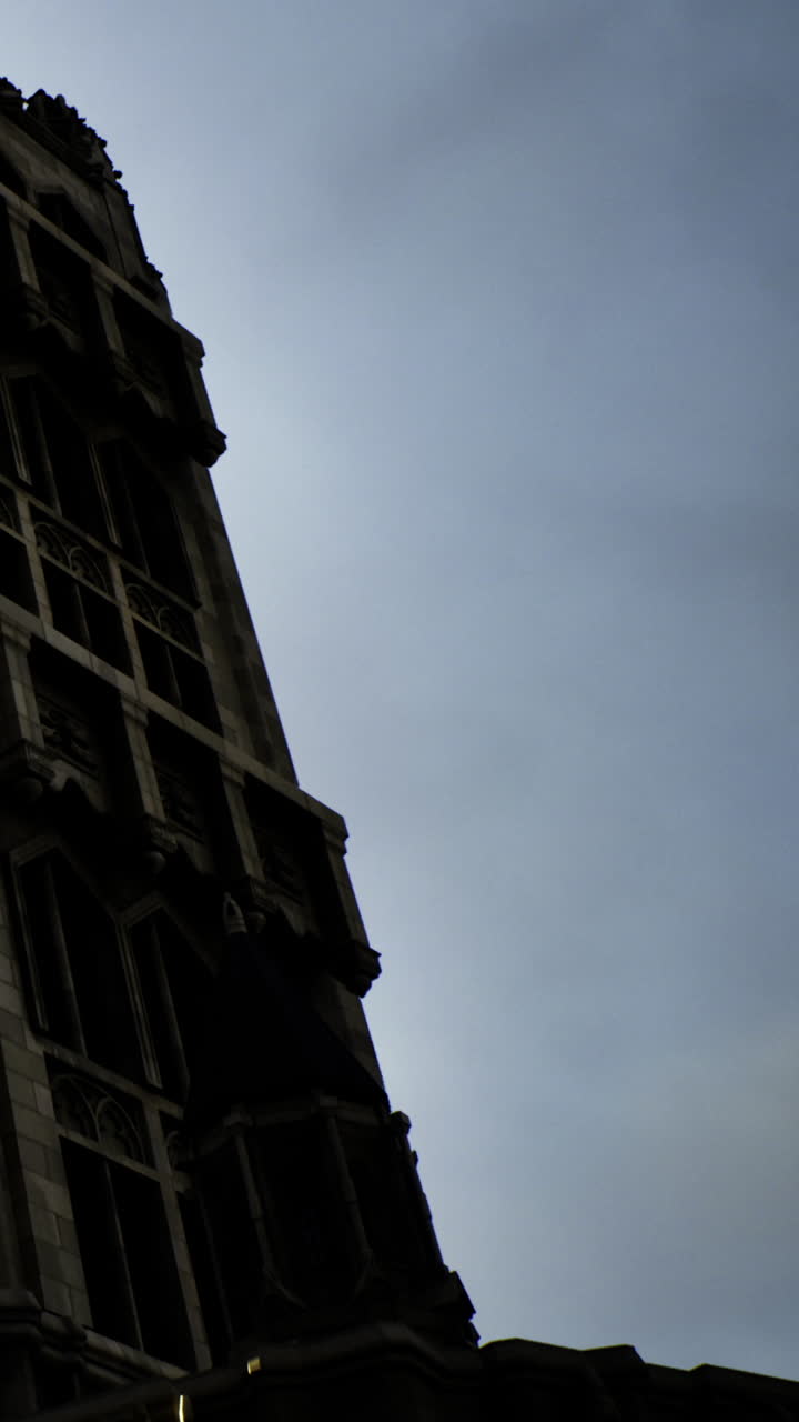 Estructura de edificio bajo cielo despejado con la luz de la tarde