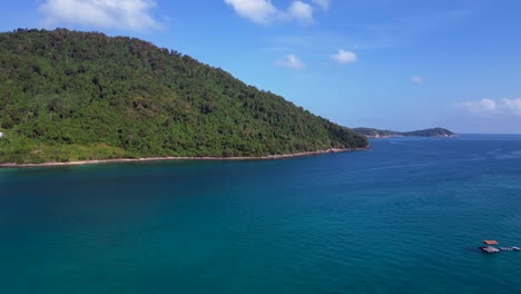 malasia perhentian barco en frente de la isla
