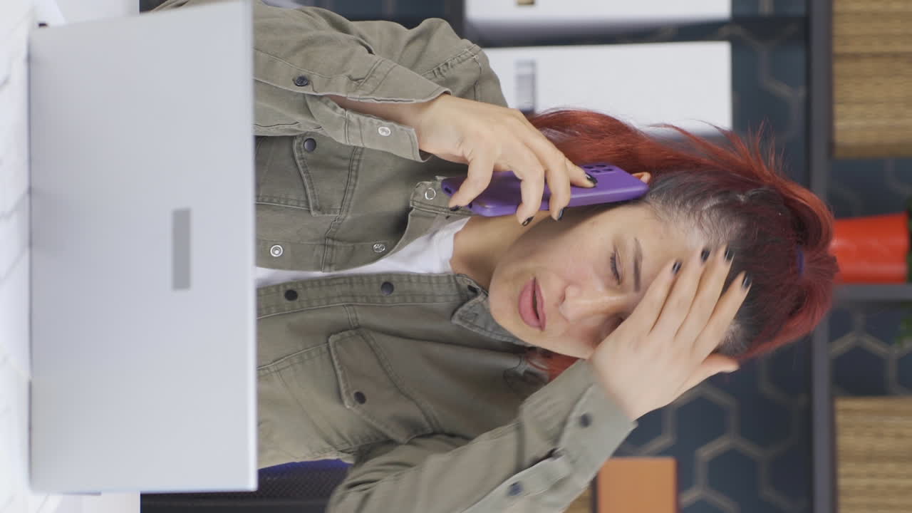 사업가 여성이 화를 내고 공격적으로 전화하는 수직 비디오.
