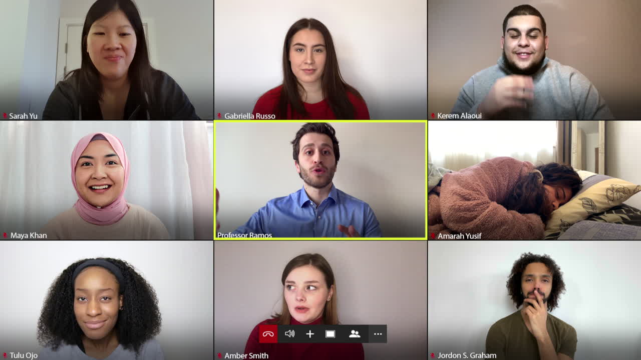 화난 교수가 온라인 강의 중 학생을 깨운다