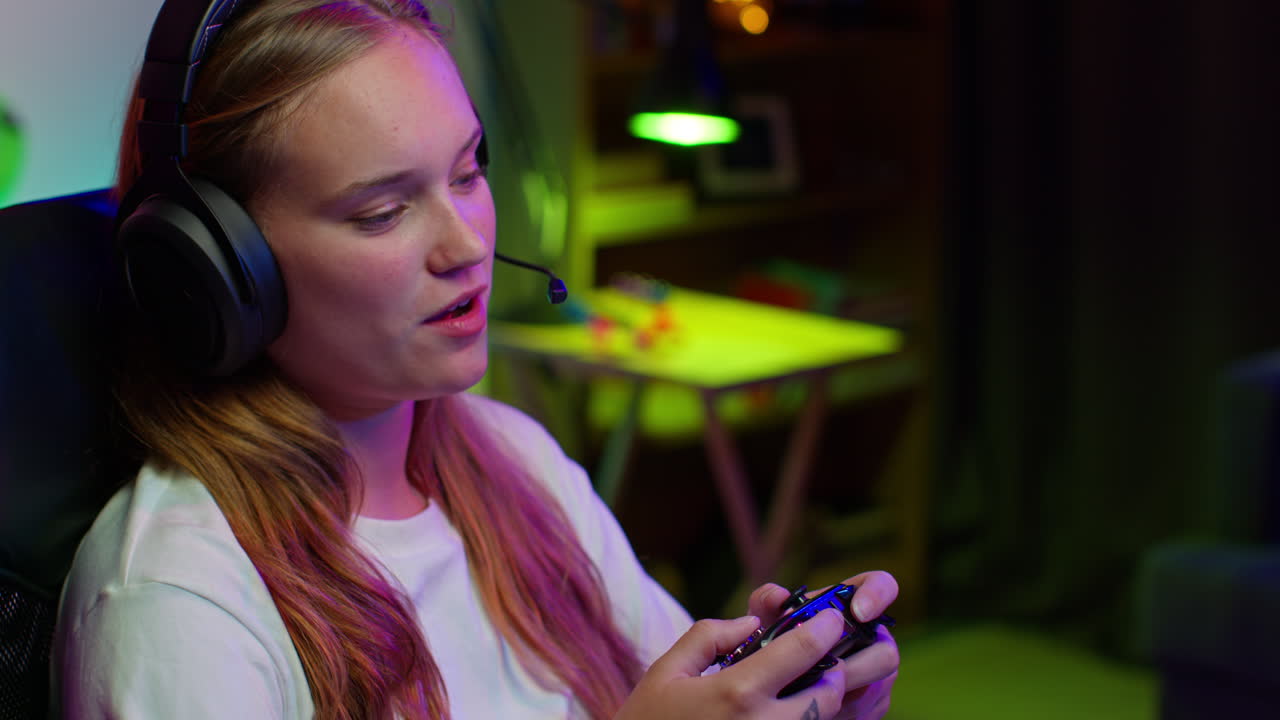 헤드과 컨트롤러로 비디오 게임을 하는 여자