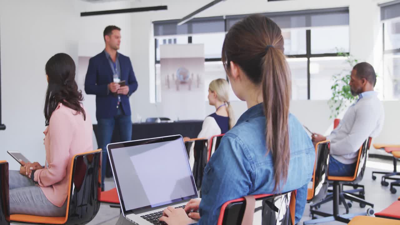 personas de negocios asistiendo a una reunión en la sala de conferencias