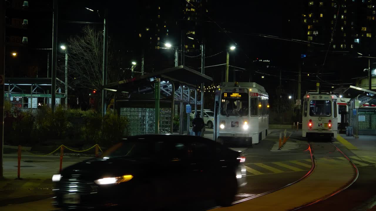 셉타 트롤리는 웨스트 필라델피아의 40번가 포털을 통과합니다.