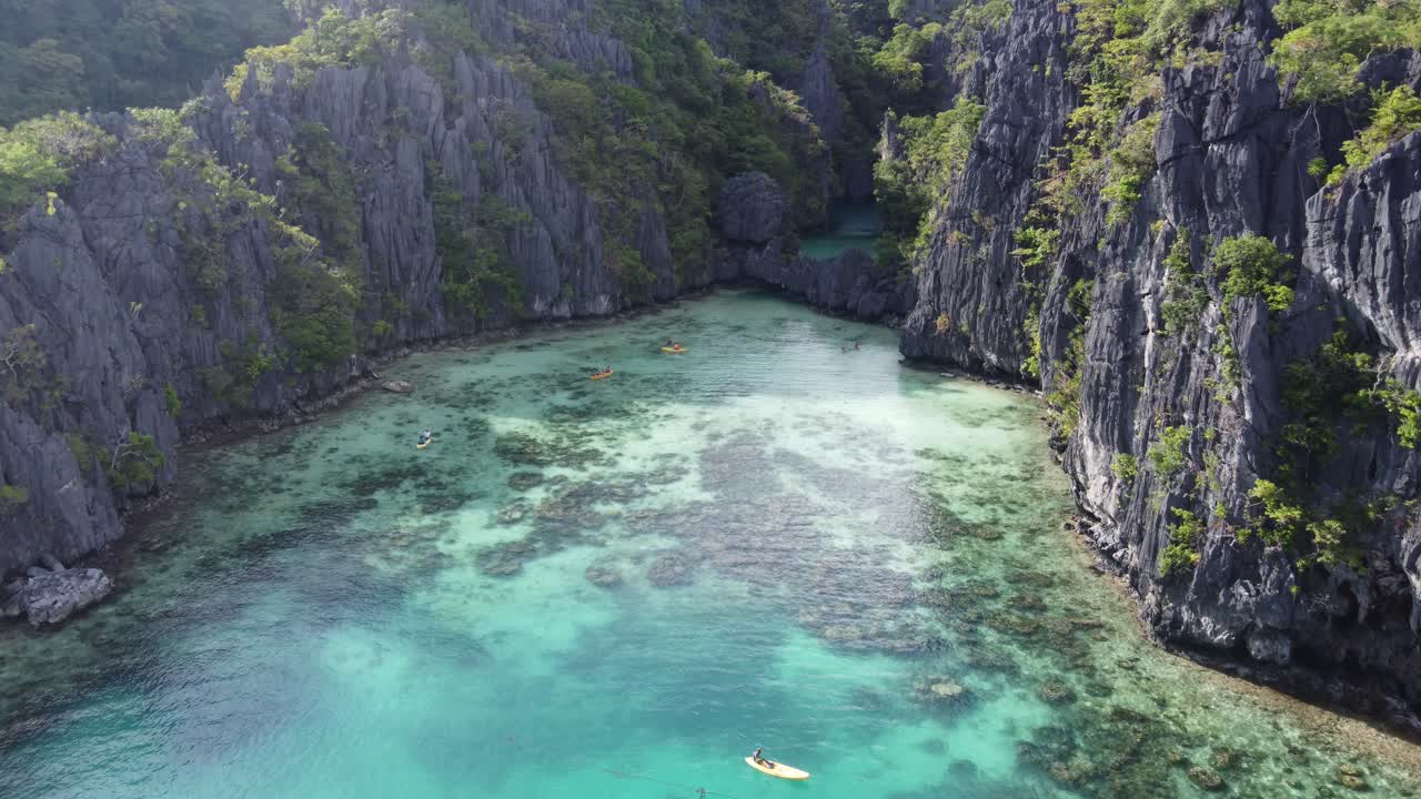 Luftaufnahme mit Kamerafahrt über eine kleine, versteckte tropische Lagune, das Paradies von El Nido, Philippinen.