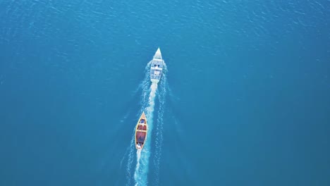 Luftaufnahme-Von-Zwei-Segelbooten,-Die-Durch-Das-Meer-Fahren