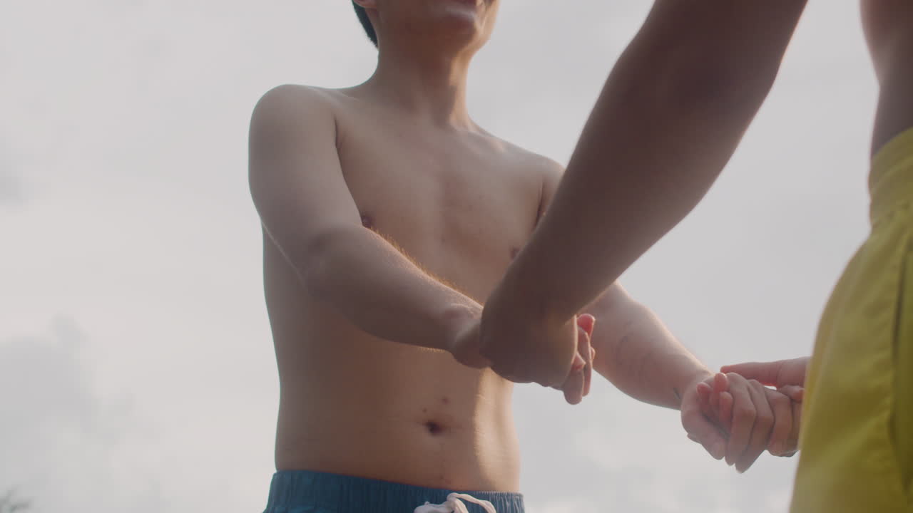 해변 에서 손을 잡고 있는 부부