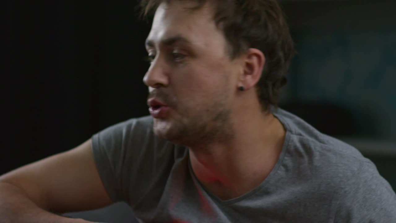 hombre feliz tocando la guitarra