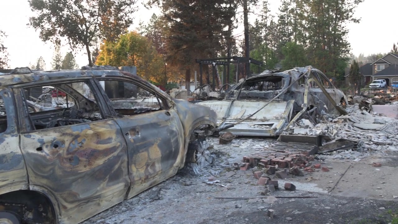 Vuoden 2026 Old Trails -palovahingot Spokanessa, Washingtonissa, palaneiden autojen ja talojen kanssa, panorointikuva