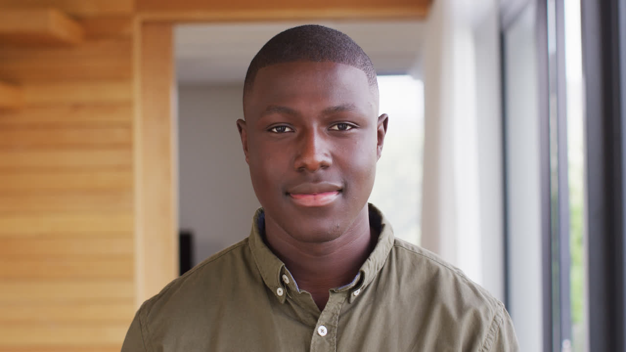 video de un hombre afroamericano feliz mirando a la cámara