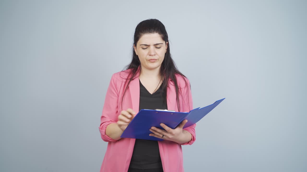 Mujer de negocios se rasca. Picazón