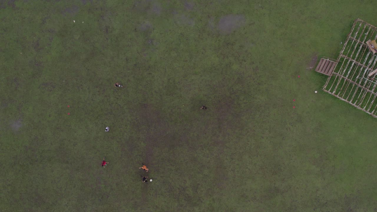 와이카보이박 의 축구장 에서 축구 를 하는 인도네시아 어린이 들 의  ⁇  다운  ⁇